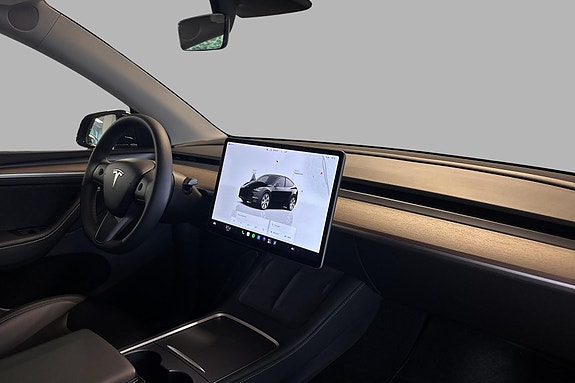 Tesla Model Y 10 of 23