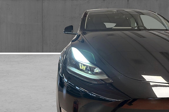 Tesla Model Y 20 of 23