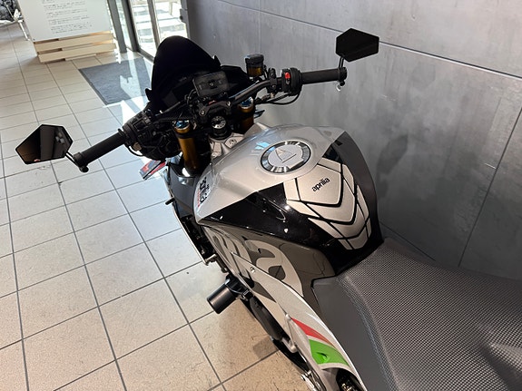 Aprilia Tuono V4 1100 Factory 7 of 18