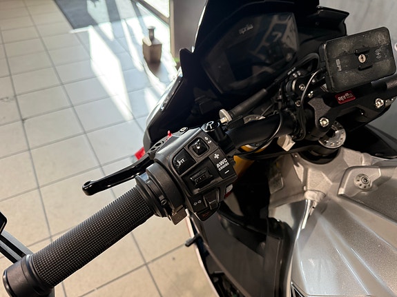 Aprilia Tuono V4 1100 Factory 10 of 18