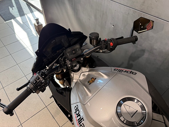 Aprilia Tuono V4 1100 Factory 8 of 18