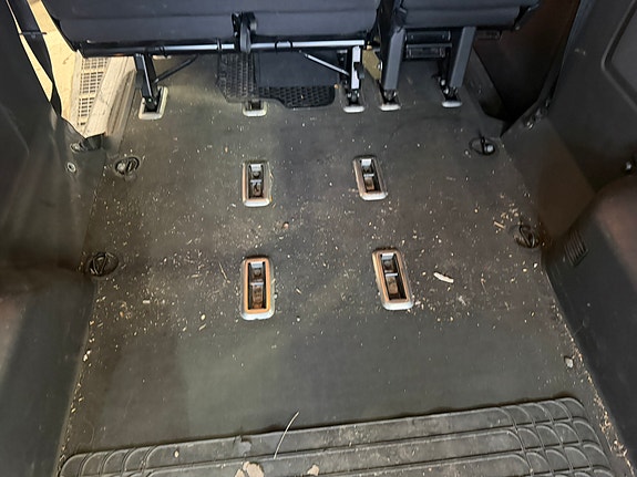 Volkswagen Caravelle 21 of 21