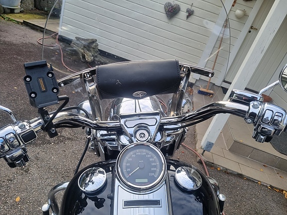 Harley-Davidson FLHRC Road King Classic 25 of 28