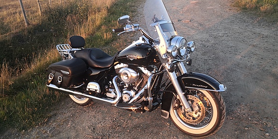 Harley-Davidson FLHRC Road King Classic 3 of 28