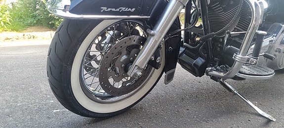Harley-Davidson FLHRC Road King Classic 10 of 28