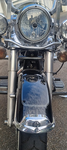 Harley-Davidson FLHRC Road King Classic 12 of 28