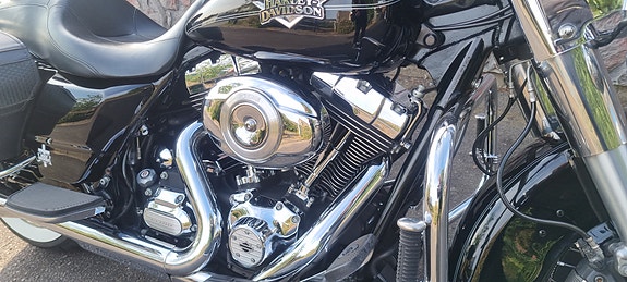 Harley-Davidson FLHRC Road King Classic 8 of 28