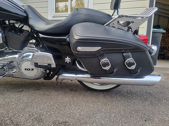 Harley-Davidson FLHRC Road King Classic 23 of 28