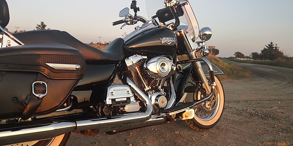 Harley-Davidson FLHRC Road King Classic 2 of 28