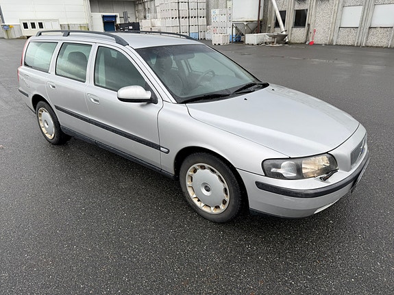 Volvo V70 2 of 8