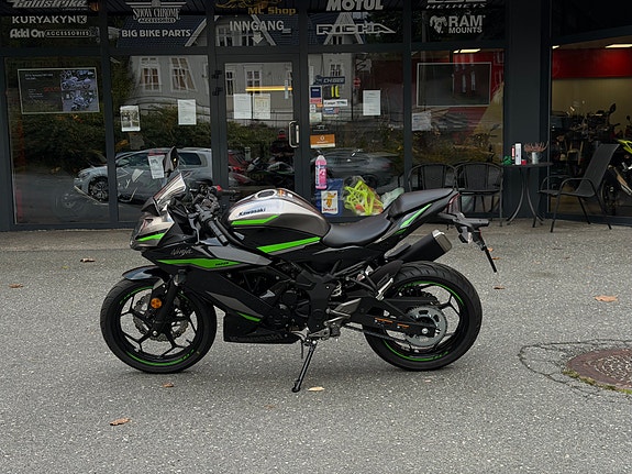 Kawasaki Ninja 125 2 of 12