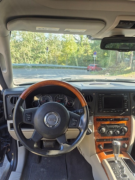 Jeep Commander 13 of 23
