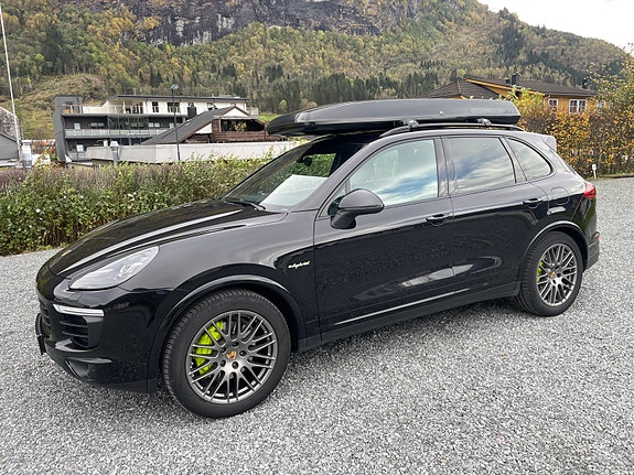 Porsche Cayenne S 2 of 14