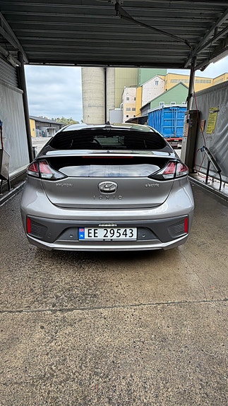 Hyundai IONIQ 2 of 9