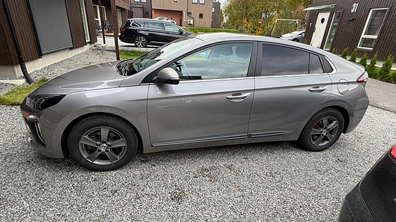 Hyundai IONIQ 4 of 9