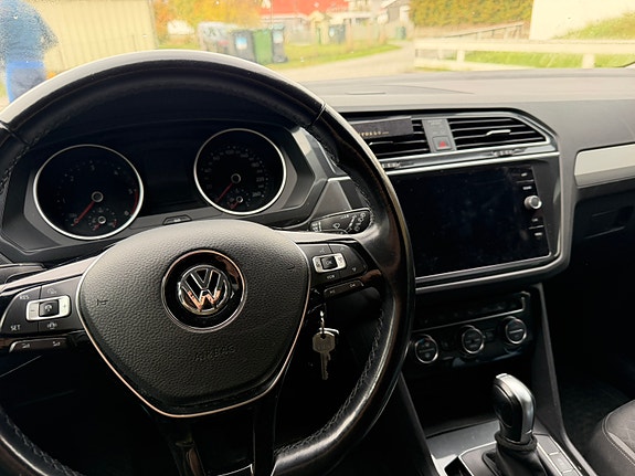 Volkswagen Tiguan 3 of 12