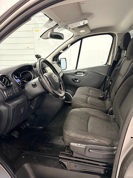 Opel Vivaro 12 of 24
