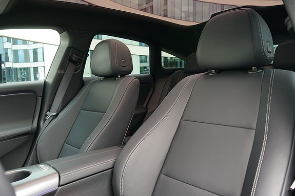 Mercedes-Benz CLA350 15 of 28