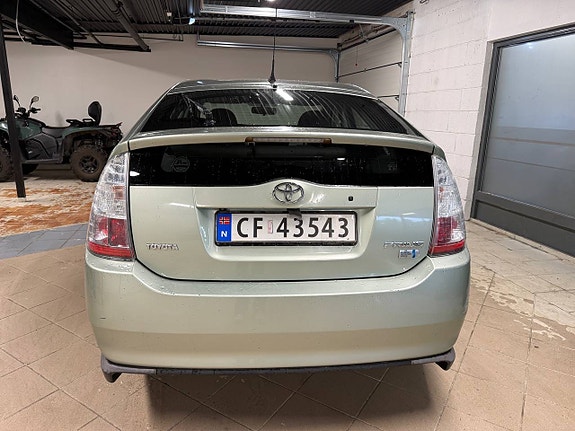 Toyota Prius 4 of 25