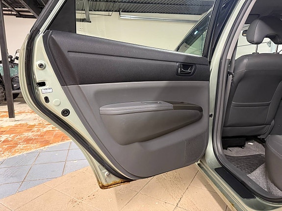 Toyota Prius 8 of 25