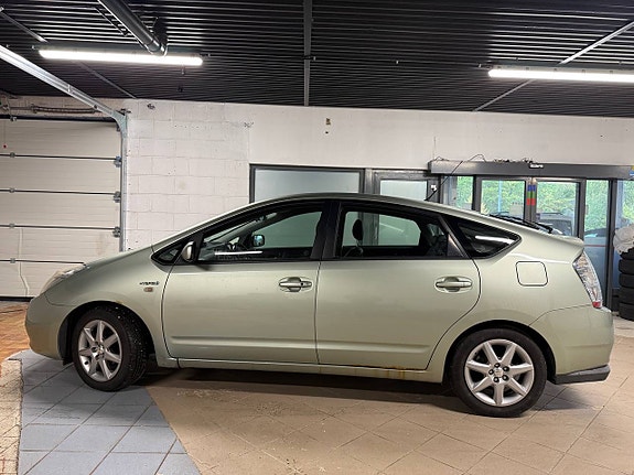 Toyota Prius 2 of 25