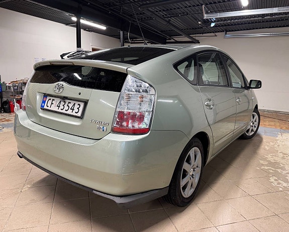Toyota Prius 5 of 25