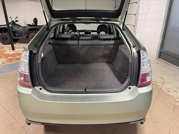 Toyota Prius 7 of 25