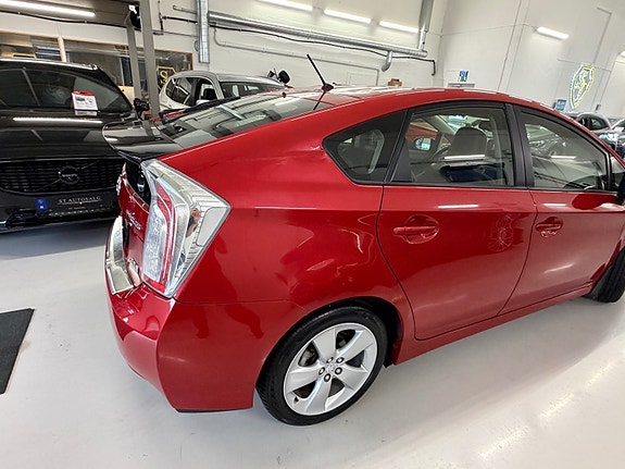 Toyota Prius 7 of 30
