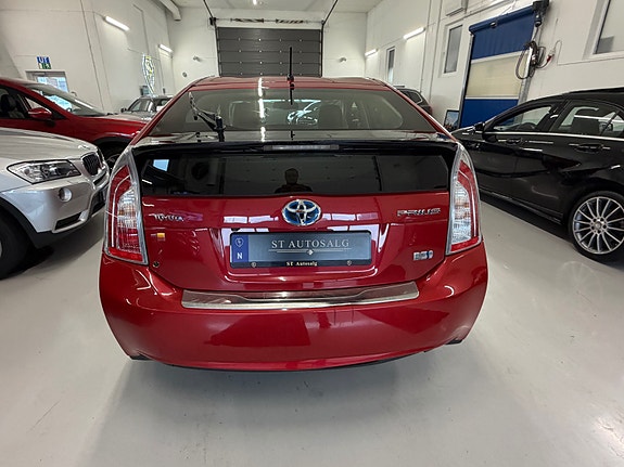 Toyota Prius 9 of 30