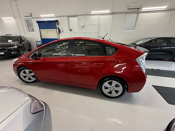 Toyota Prius 11 of 30
