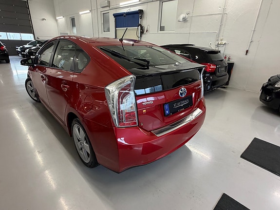 Toyota Prius 10 of 30