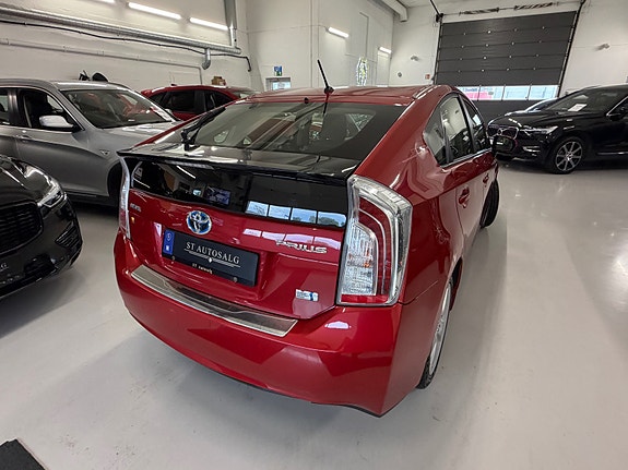 Toyota Prius 8 of 30