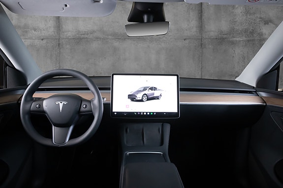 Tesla Model Y 9 of 19