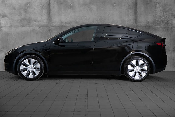 Tesla Model Y 3 of 19