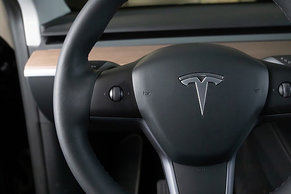 Tesla Model Y 18 of 19