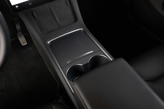 Tesla Model Y 14 of 19