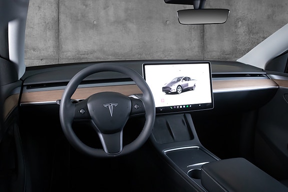 Tesla Model Y 8 of 19