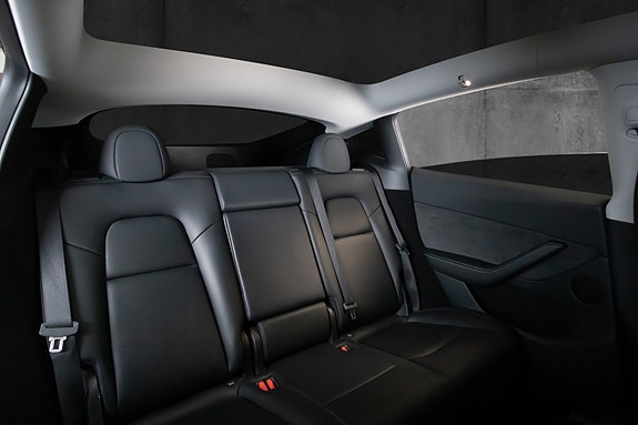 Tesla Model Y 12 of 19