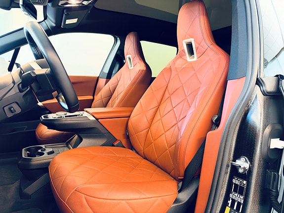 BMW iX 11 of 24