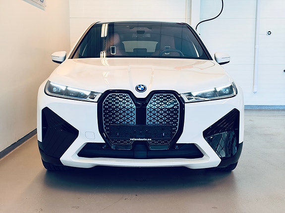 BMW iX 3 of 24
