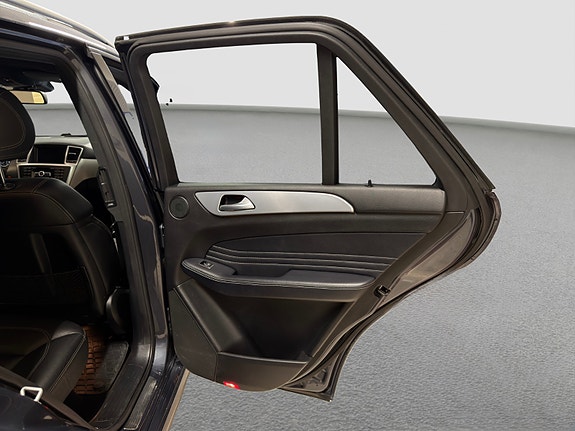 Mercedes-Benz ML350 10 of 30