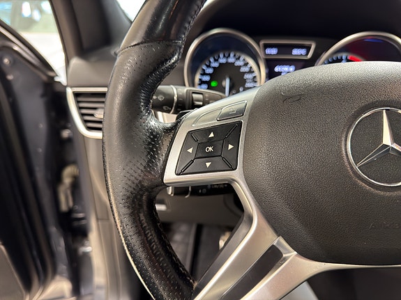 Mercedes-Benz ML350 26 of 30