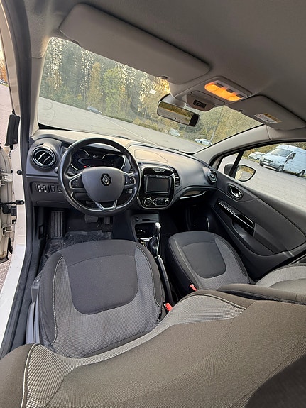 Renault Captur 2 of 9