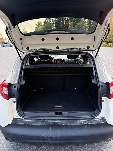 Renault Captur 3 of 9