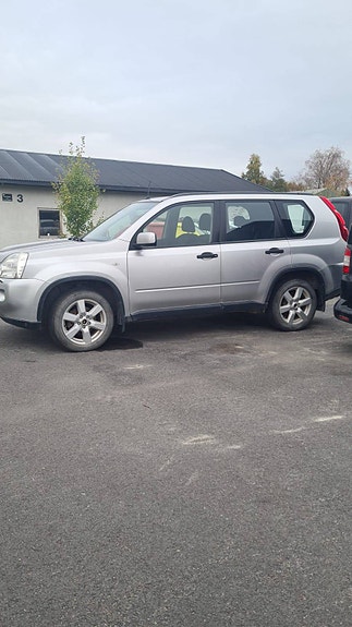 Nissan X-Trail 3 of 7