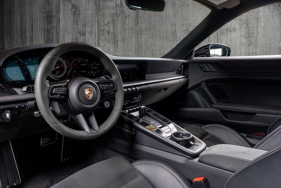 Porsche 911 Carrera 4 GTS 21 of 30