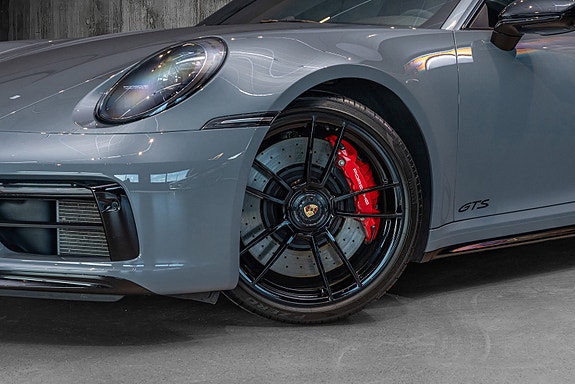 Porsche 911 Carrera 4 GTS 18 of 30