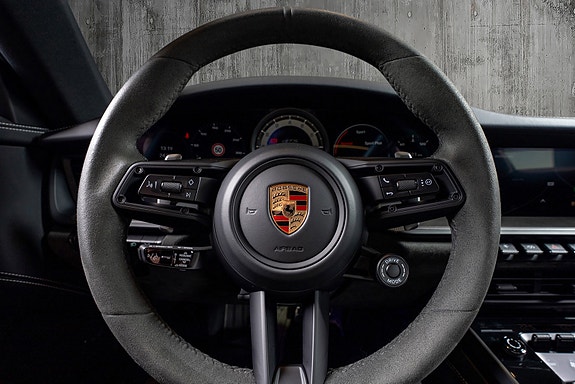 Porsche 911 Carrera 4 GTS 27 of 30