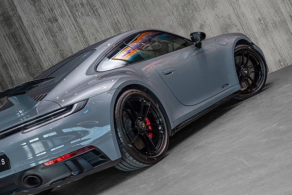 Porsche 911 Carrera 4 GTS 3 of 30