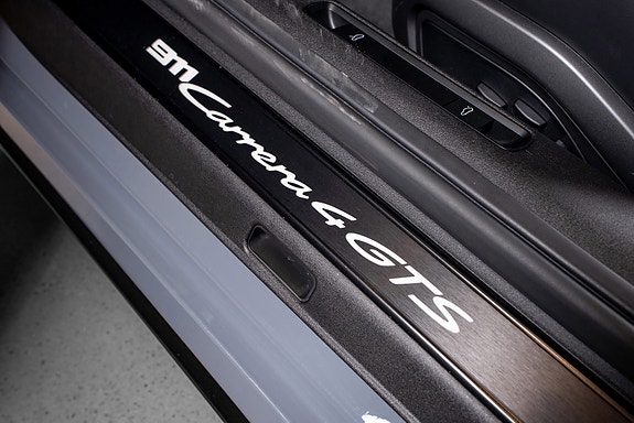 Porsche 911 Carrera 4 GTS 26 of 30